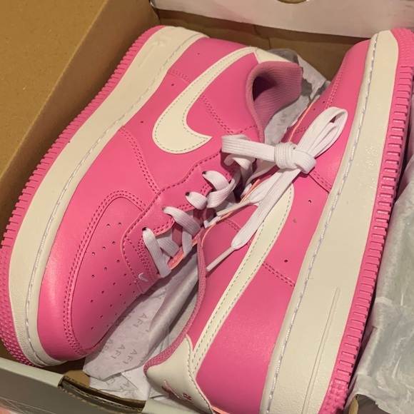Nike Air Force 1 in Pink and White - Picture 5 of 7